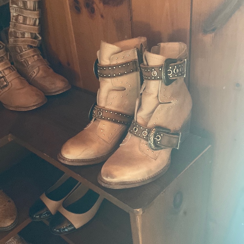 SELINA FREEBIRD BOOTS SIZE 6 in light Taupe.